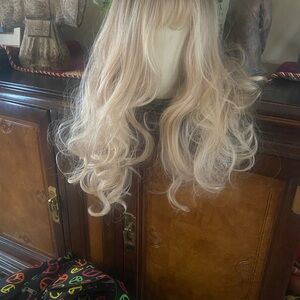 NWT Blonde Wavy Hair Wig